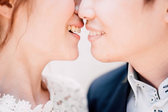 Frohes Pärchen am Hochzeitstag nach einer Zahnaufhellung