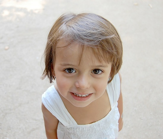 Kleines Mädchen nach einem Besuch beim Kinderzahnarzt