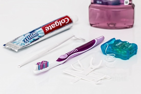 Zahnpflegeprodukte inklusive Munddusche