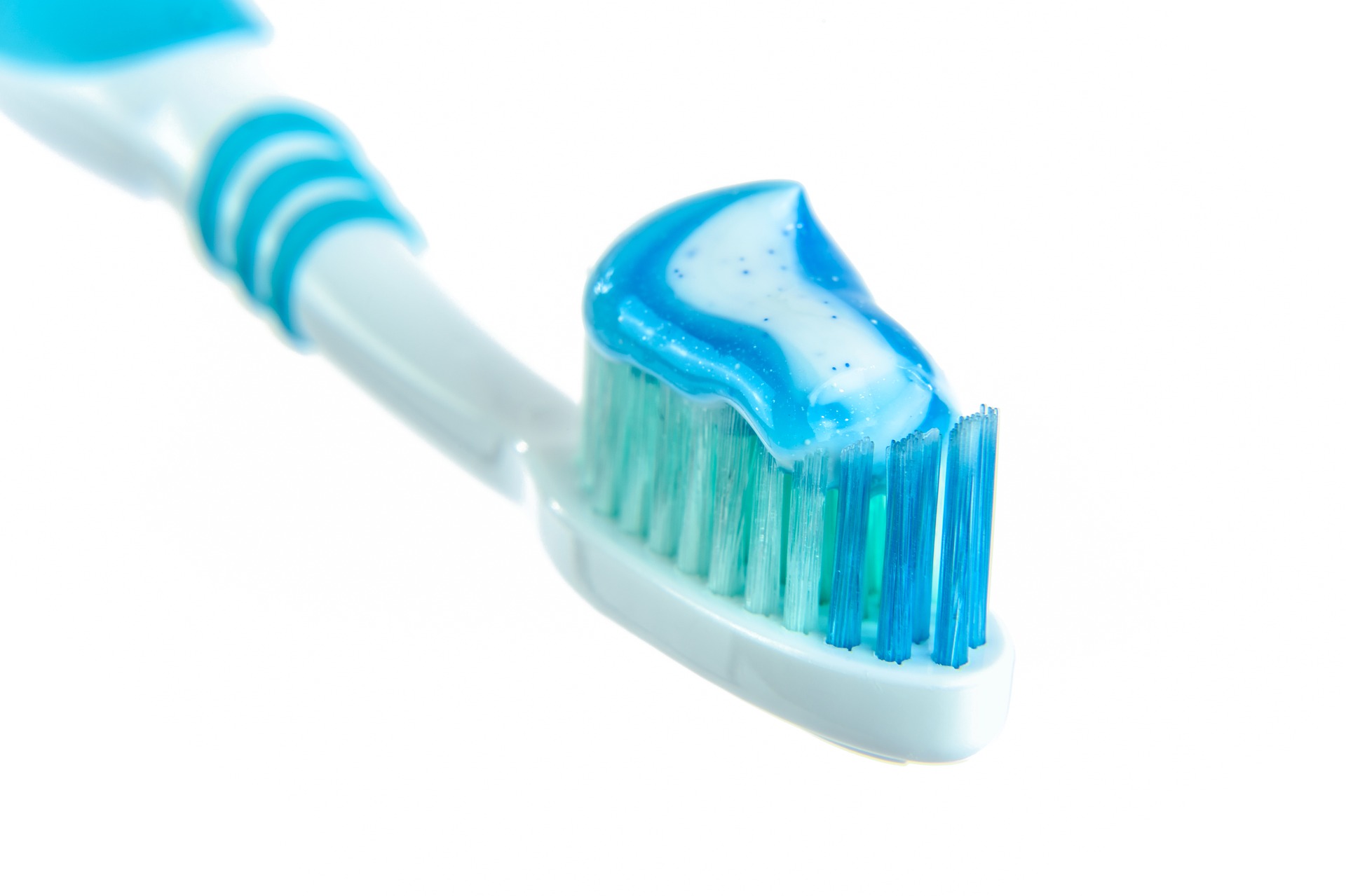 Zahnbürste mit Whitening Zahnpasta um Verfärbungen durch das Rauchen zu beheben