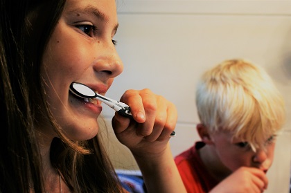 Kinder beim Zähneputzen ganz ohne Hypnose gegen Zahnarztangst