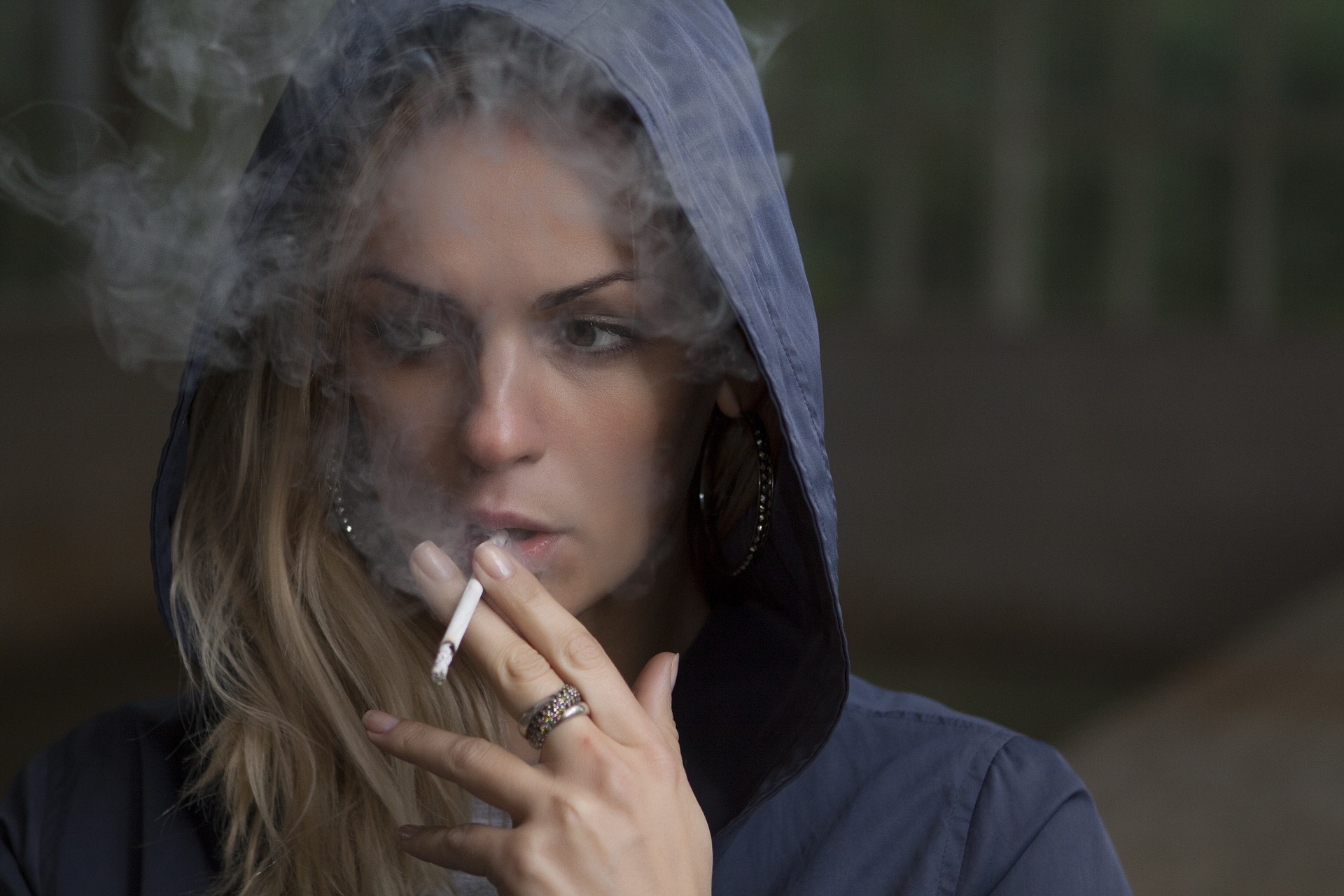 Junge Frau beim Rauchen