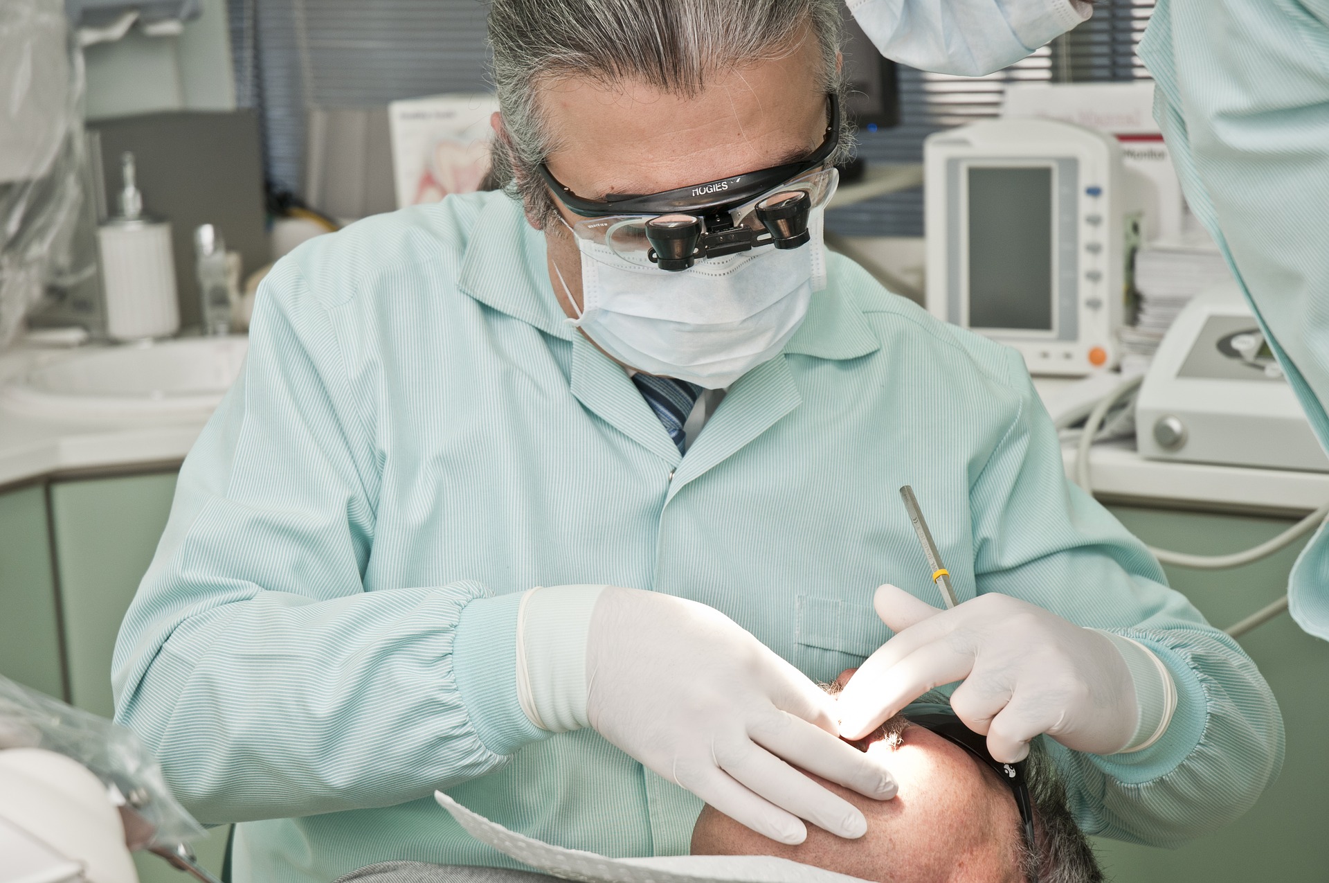 Zahnarzt beim Einsetzen eines Zahnimplantates