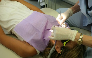 Zahnarzt Untersuchung findet Anzeichen von Bruxismus