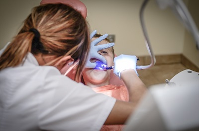 Kind bei einer Zahnarztbehandlung mit einer Zahnfüllung aus Amalgam