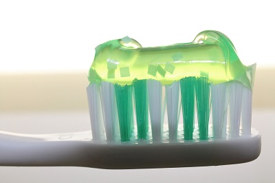 Zahnpasta mit Minz-Flakes