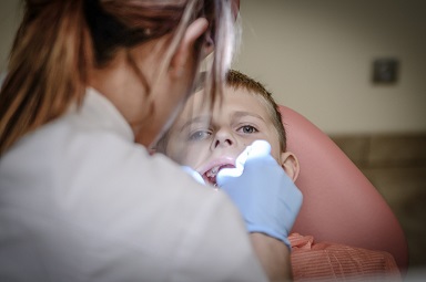 Ein junger Bub beim Kinderzahnarzt