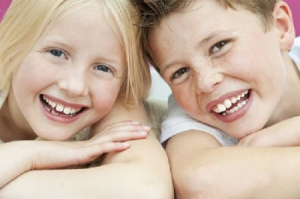 Children with fluorosis smiling